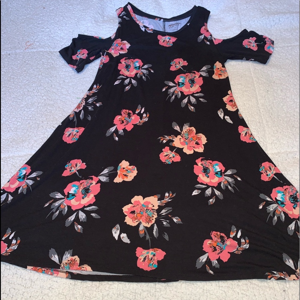 Cut-out shoulder dress